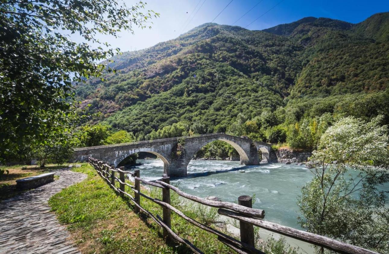 Апартаменти La Torre Arnad Екстер'єр фото